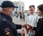old 109739 В Саранске полицейские раздали горожанам георгиевские ленточки