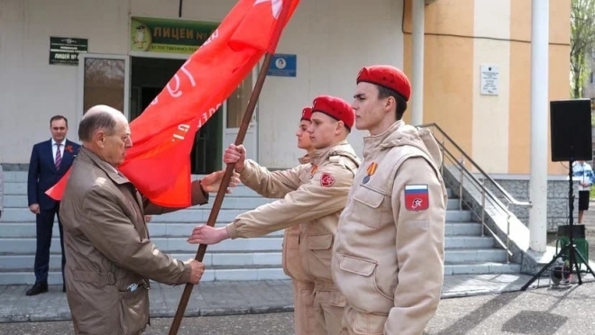 old 109995 В Саранске в школьный музей передали копию Знамени Победы