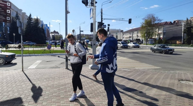 old 110061 В Саранске раздали георгиевские ленточки