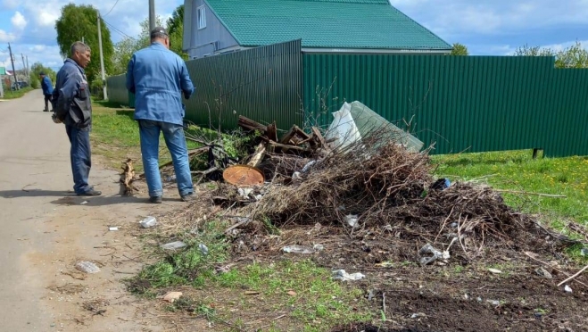 old 110502 В Рузаевке жители захламляют площадки возле мусорных контейнеров