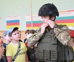 old 111619 В Саранске школьники побывали в гостях у СОБР «Звезда»