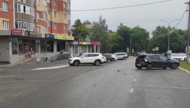 old 112067 В Саранске пьяный водитель въехал в припаркованную иномарку и покалечился