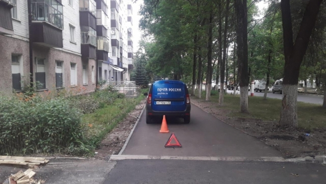 old 112414 В Саранске автомобиль Почты России на тротуаре наехал на 59-летнюю женщину