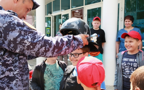 old 112538 В детском лагере РМ росгвардейцы провели урок мужества