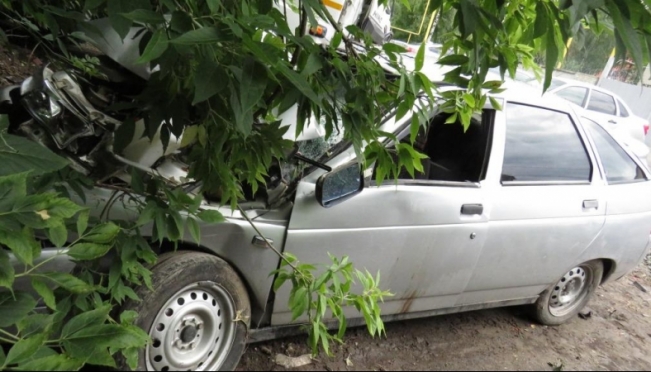 old 112877 Подросток с друзьями угнал автомобиль у отчима и врезался в дерево