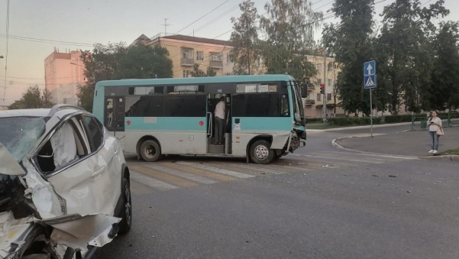 old 112988 Иномарка столкнулась с автобусом в Саранске – пострадала пенсионерка