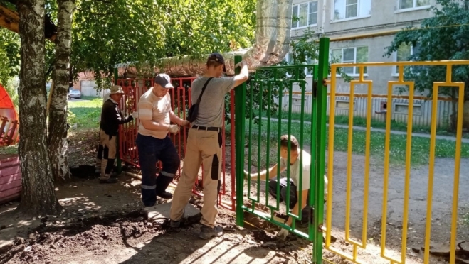 old 113619 В Рузаевке стекольная компания обновляет забор детскому саду