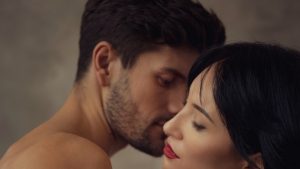 Үлкен жамбастары бар жалаңаш испан әйелдері