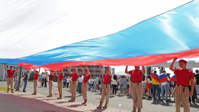 old 114068 На площади Победы в Саранске развернули российский флаг