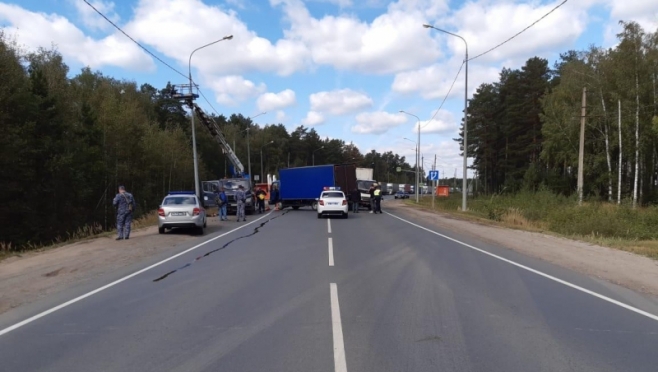 old 114947 Грузовик в Зубово-Полянском районе протаранил автовышку – из люльки выпал рабочий и погиб