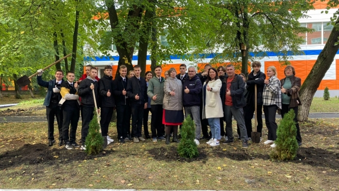 old 115667 Сотрудники Сбербанка вместе со школьниками и педагогами высадили деревья на территории саранского лицея №26