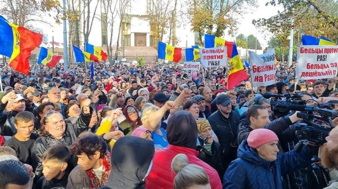 old 115778 Порядка сорока тысяч человек в Молдавии митингуют и требуют отставки президента