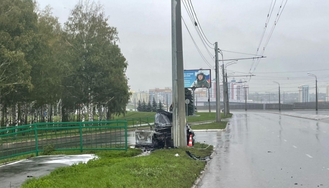 old 115804 В Саранске иномарка сгорела после наезда на опору ЛЭП