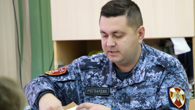 old 116263 В Мордовии росгвардейцы дали примерить школьникам каску и бронежилет
