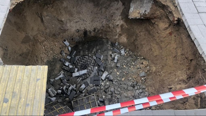 old 116283 Девушка в Казани провалилась под землю