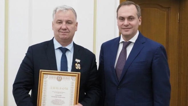 old 116828 Глава РМ наградил Почетным знаком зампредседателя Правительства Мордовии
