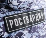 old 118052 В Саранске мужчина разбил канализационным люком окно иномарки и улегся спасть в салоне