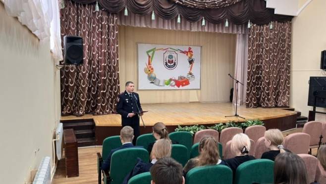 В Мордовии полицейские проводят профориентационные занятия со школьниками 8 В Мордовии полицейские проводят профориентационные занятия со школьниками old 118187 В Мордовии полицейские проводят профориентационные занятия со школьниками