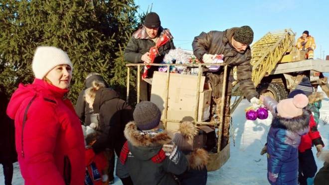 В Рузаевке начали устанавливать новогодние елки во дворах многоэтажек 13 В Рузаевке начали устанавливать новогодние елки во дворах многоэтажек old 118833 В Рузаевке начали устанавливать новогодние елки во дворах многоэтажек