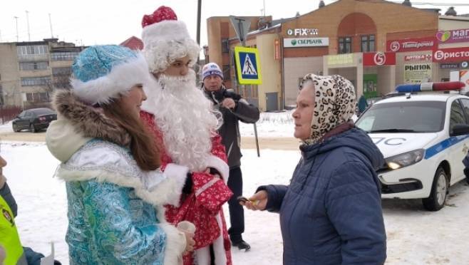 Полицейский Дед Мороз напомнил жителям села Лямбирь о безопасности на дорогах 10 Полицейский Дед Мороз напомнил жителям села Лямбирь о безопасности на дорогах old 119226 Полицейский Дед Мороз напомнил жителям села Лямбирь о безопасности на дорогах
