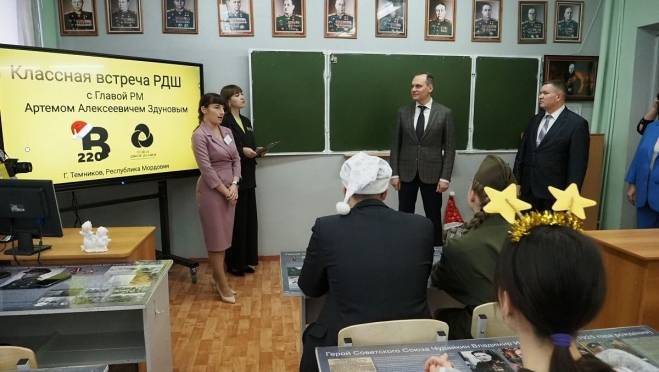 old 119391 Глава РМ пригласил участников театральной студии из Темникова выступить в Саранске