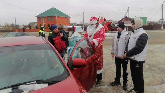 В муниципальных районах Мордовии Полицейский Дед Мороз поздравил участников дорожного движения с наступающим праздником 5 В муниципальных районах Мордовии Полицейский Дед Мороз поздравил участников дорожного движения с наступающим праздником old 119452 В муниципальных районах Мордовии Полицейский Дед Мороз поздравил участников дорожного движения с наступающим праздником