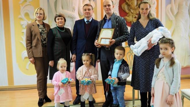 Глава Рузаевского района поздравил многодетную семью с рождением пятого ребенка 6 Глава Рузаевского района поздравил многодетную семью с рождением пятого ребенка old 119798 Глава Рузаевского района поздравил многодетную семью с рождением пятого ребенка