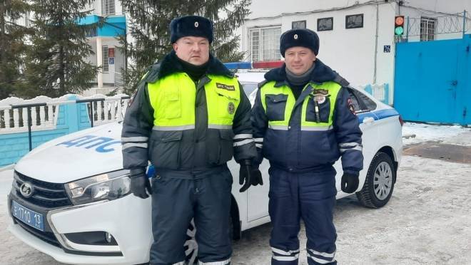 old 119952 В Мордовии инспекторы ДПС помогли семье из Подмосковья, у которой пробило колесо на трассе в 30-градусный мороз