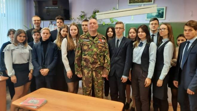 old 119959 В Саранске ветеран СОБР Росгвардии провел урок мужества в школе №32