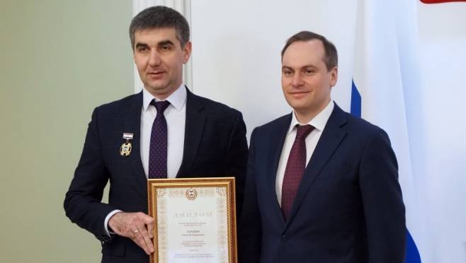 old 120125 Алексей Ларькин награждён Почетным знаком Главы РМ