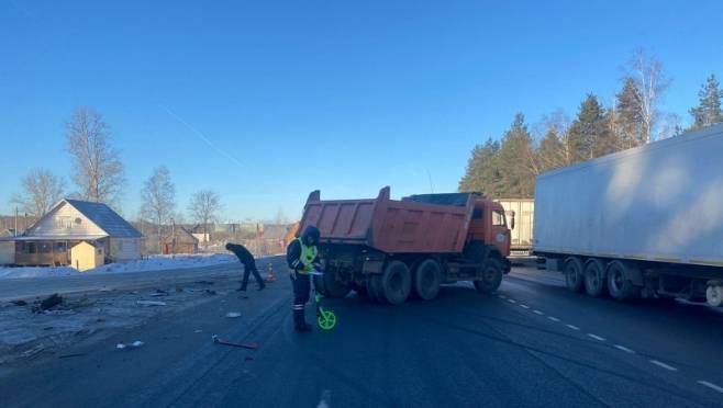 old 120253 В Мордовии КамАЗ протаранил грузовик
