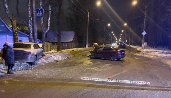 old 120428 В Саранске столкнули две иномарки – пострадал водитель