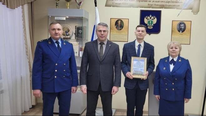 old 120508 Помощник прокурора Зубово-Полянского района принял присягу