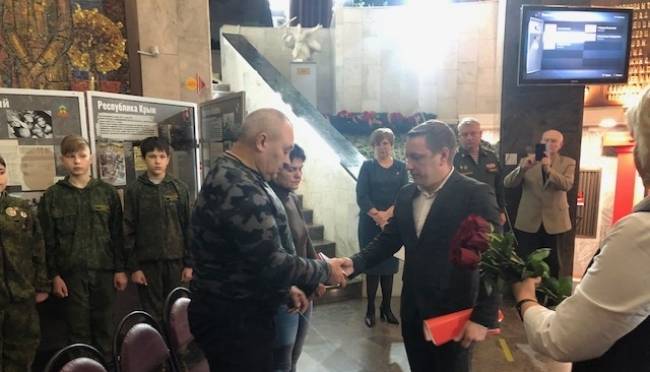 old 120598 Медаль «Шагнувши в бессмертие» вручили родителям героя Романа Крашенинникова