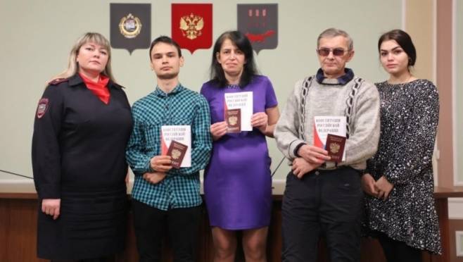 old 120635 В Мордовии полицейские вручили паспорта жителям, прибывшим из Донецкой и Луганской республик