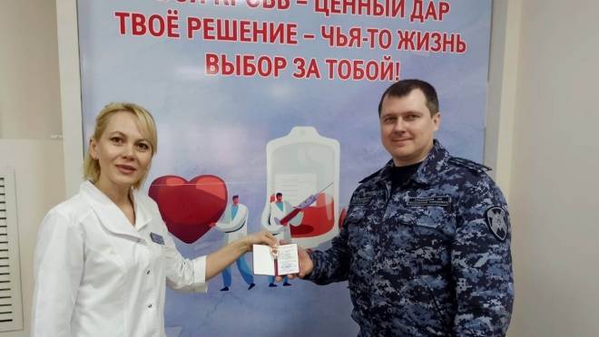 Сотруднику Росгвардии Мордовии вручили знак «Почетный донор России» 6 Сотруднику Росгвардии Мордовии вручили знак «Почетный донор России» old 120800 Сотруднику Росгвардии Мордовии вручили знак «Почетный донор России»
