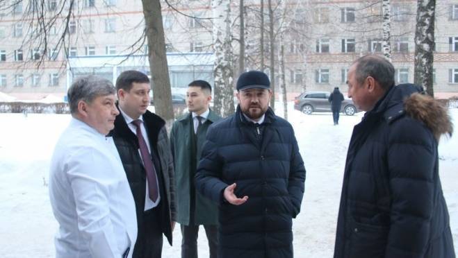 old 120953 Дмитрий Поздняков пригрозил заменить подрядчика, ремонтирующего Комсомольскую центральную районную больницу