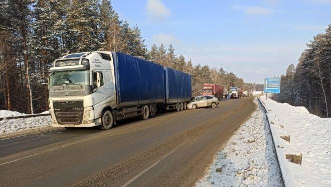 old 121118 В Зубово-Полянском районе иномарка врезалась в грузовик – пострадали пять человек