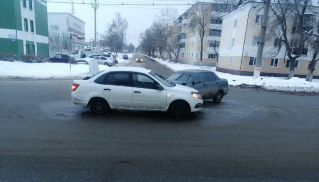 old 121375 В Саранске две «Лады» не поделили дорогу – пострадал водитель