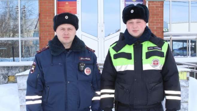 old 121417 В Торбеевском районе инспекторы ДПС помогли семейной паре, попавшей в трудную ситуацию из-за снегопада