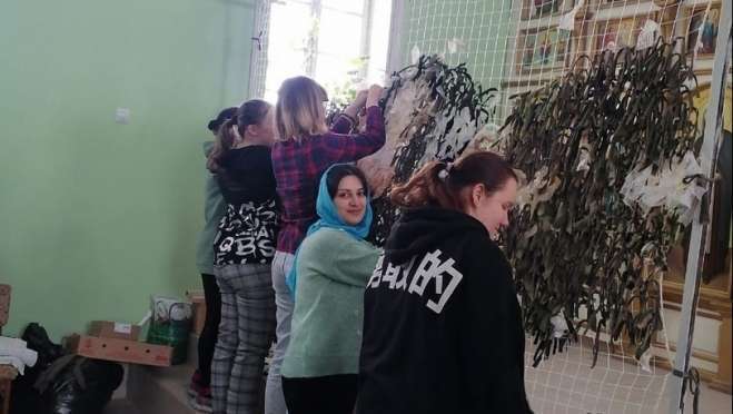 old 121426 В Ромоданове начали плести маскировочные сети для участников СВО