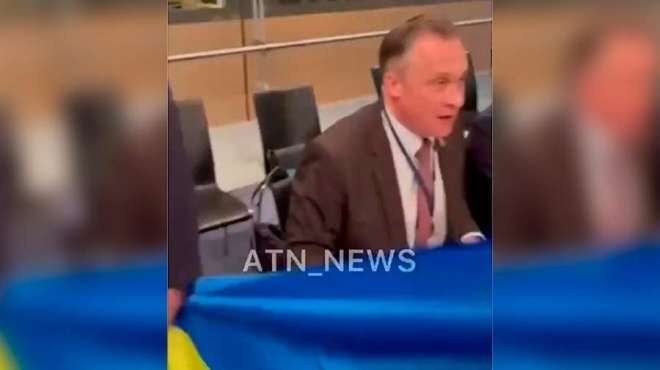 Попытка провокации с флагом Украины на заседании ПАСЕ обернулась курьезом 6 Попытка провокации с флагом Украины на заседании ПАСЕ обернулась курьезом old 121432 Попытка провокации с флагом Украины на заседании ПАСЕ обернулась курьезом