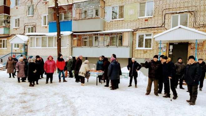 old 121506 Жителей Саранска накормили на улице