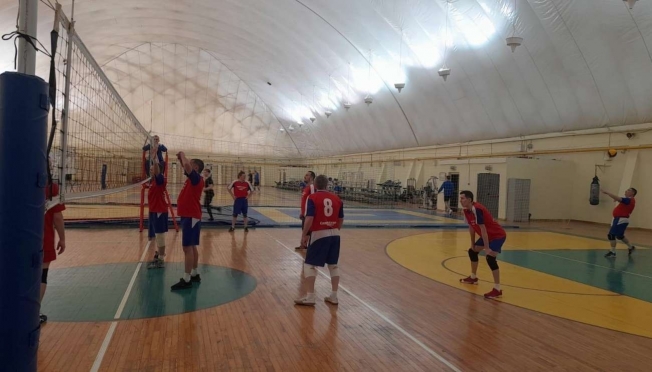 old 121595 Сорокалетние мужчины показали зрелищную игру на городском турнире по волейболу в Саранске