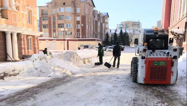 old 121827 В Саранске продолжается уборка дорог и тротуаров, коммунальщики расчищают ливневки