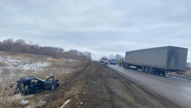 old 122001 В Саранске ВАЗ влетел в грузовик: автомобиль – всмятку, пострадали женщина и подросток