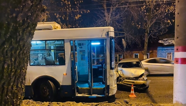 old 122002 В Саранске «Лада» на полном ходу врезалась в троллейбус