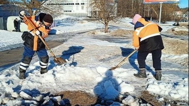 old 122036 В Саранске непокладая рук чистят снег и наледь