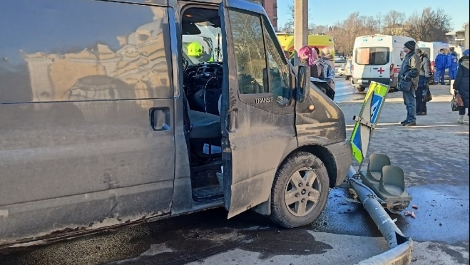 old 122156 В Петербурге автобус влетел в толпу людей на перекрестке – среди них были дети и беременная женщина