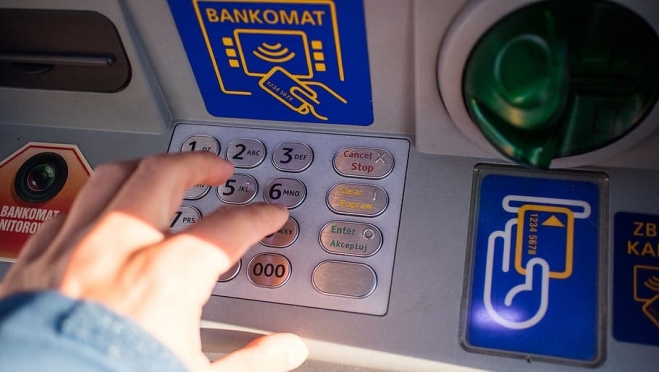 old 122309 В Москве мужчина пропустил пенсионерку в очереди к банкомату и спас ее от мошенников